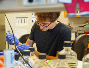 Lorenzo Ceccon in a lab performing a research task.