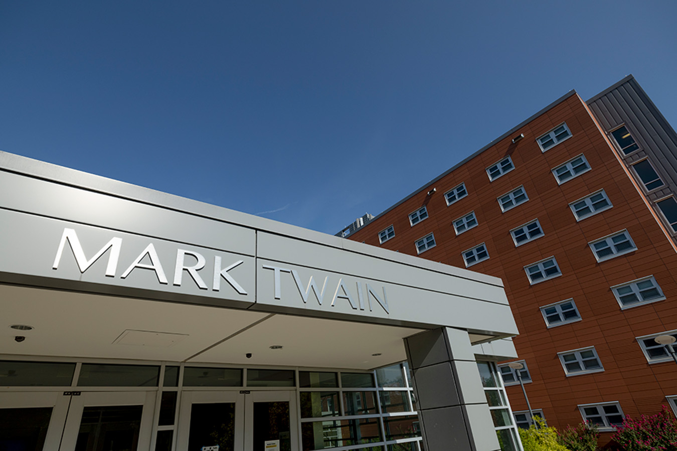 A picture of the Mark Twain Residence Hall.